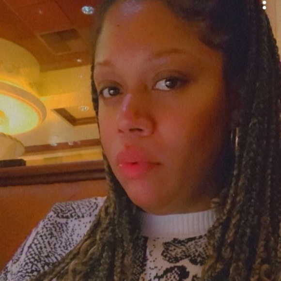 Meet your Posher, Latoya - Picture 1 of 2